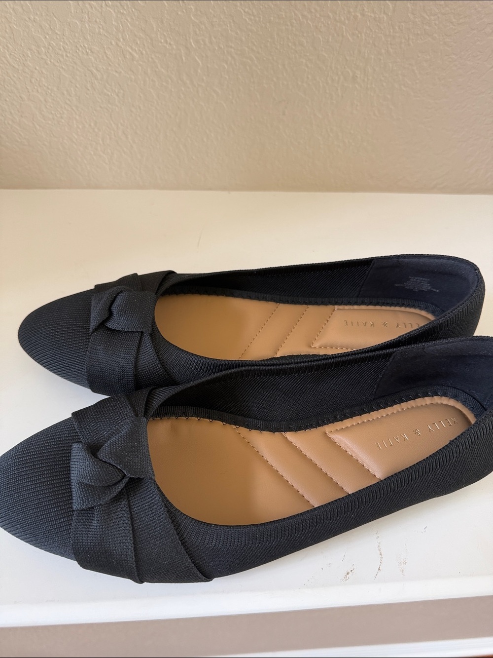 Women’s Black Pointed Toe Bow Ballet Flats - Picture 9 of 9